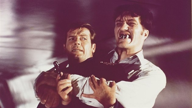 Richard Kiel a Roger Moore ve slavn bondovce pion, kter m miloval z roku 1977.