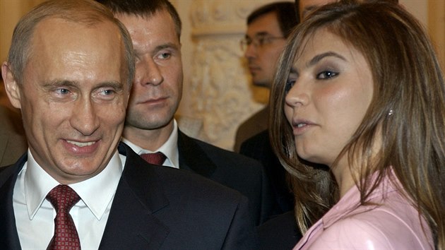 Rusk prezident Vladimir Putin a bval olympijsk vtzka v modern gymnastice Alina Kabajevov na snmku z listopadu 2004.