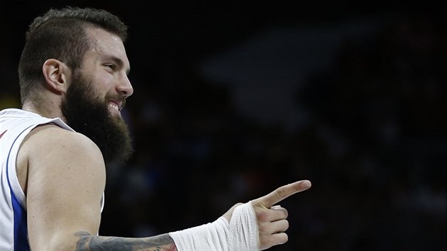 Srbsk pivot Miroslav Raduljica se raduje ze svho koe ve tvrtfinle mistrovstv svta.