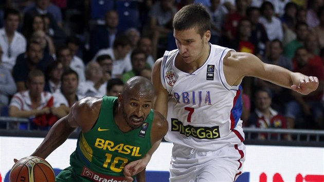 Brazilsk kdelnk Leandro Barbosa (vlevo) unik Bogdanu Bogdanoviovi ze Srbska.