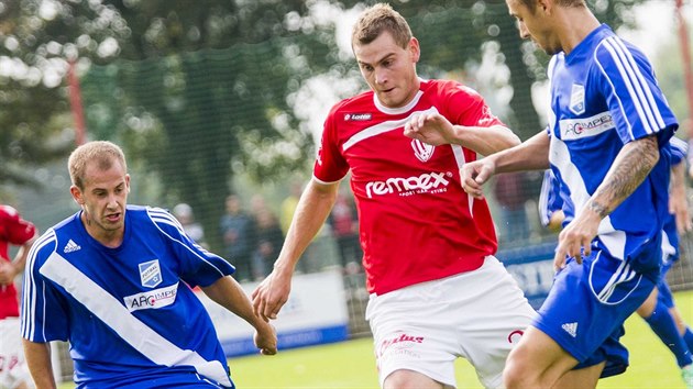 Pardubick fotbalista Radim Fikejz (v ervenm) pronik obranou Frdku-Mstku.