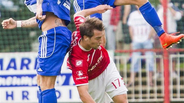 Pardubick fotbalista Adam Fousek (v ervenm) bhem utkn s Frdkem-Mstkem.