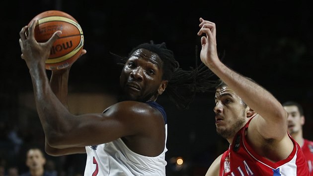 Americk basketbalista Kenneth Faried (vlevo) se uvoluje k srbskmu koi, brn ho Nemanja Bjelica.