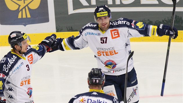 Vítkovití hokejisté slaví trefu Rostislava Olesze (57).