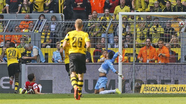 Adrian Ramos z Dortmundu (vlevo) se prosazuje v utkn proti Freiburgu.