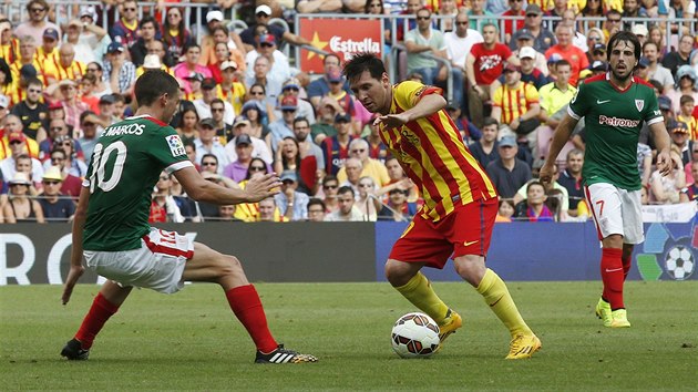 POD KONTROLOU. Lionel Messi si hld m v utkn Barcelona vs. Bilbao