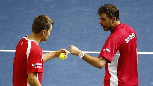 Stanislas Wawrinka (vpravo) a Marco Chiudinelli ze vcarska bojuj v semifinle Davis Cupu proti Itlii.