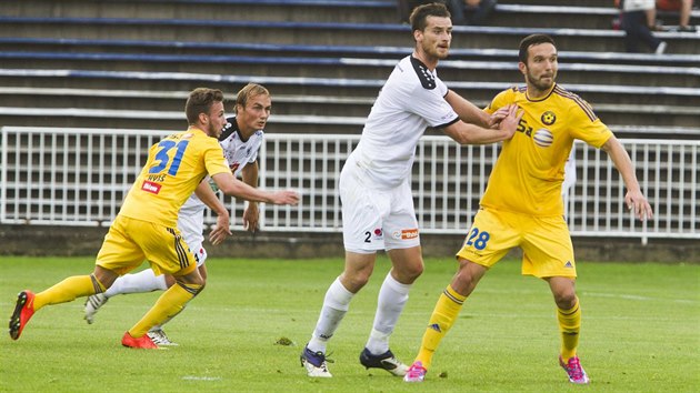 Hradeck fotbalista Jakub Chleboun (vlevo) brn jihlavskho forvarda Harise Harbu.