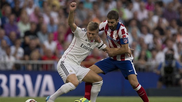 Toni Kroos (vlevo) z Realu Madrid se sna vymanit ze seven Gabiho z Atltica Madrid.