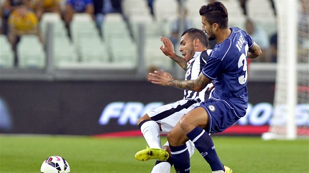 Panagiotis Kone z Udine (vpravo) nechce pipustit, aby se tonk Juventusu Carlos Tvez  zmocnil balnu.