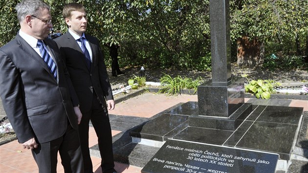 Ministr zahrani Lubomr Zaorlek odhalil spolu s guberntorem ytomyrsk oblasti Serhijem Makovskm pamtn desku zavradnm volyskm echm (17. z 2014).