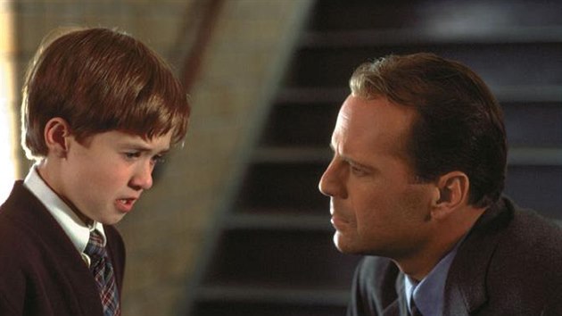 Haley Joel Osment a Bruce Willis ve filmu est smysl (1999)