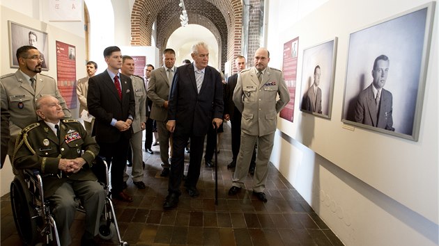 Prezident Milo Zeman navtvil 16. z na Praskm hrad vstavu Tve odvnch, kter pedstavuje neznm portrtn fotografie eskoslovenskch parautist z Britnie z let 1941 a 1942. Vlevo (na vozku) je generl Jaroslav Kleme (16. 9. 2014).