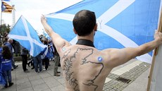 Demonstrace skotských nacionalist ped budovou BBC v Glasgow (14. záí 2014)