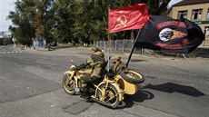 Prorutí separatisté uspoádali v Luhansku pehlídku, vyvsili i vlajku ruského...