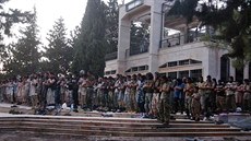 Bojovníci Islámského státu se modlí na letecké základn nedaleko syrského msta...