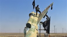 Bojovníci Islámského státu slaví dobytí letecké základny nedaleko syrského...