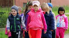 Děti z mateřské školy v Rovné na Sokolovsku na procházce. Děti z mateřské školy v Rovné na Sokolovsku na procházce.