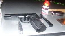 Airsoftová pistole, ze které střílel útočník ve Stráži nad Ohří. Policisté ho... Airsoftová pistole, ze které střílel útočník ve Stráži nad Ohří. Policisté ho...