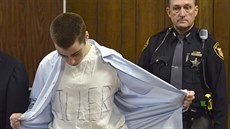T.J.Lane ukazuje triko s nápisem Zabiják (u soudu 19. bezna 2013)