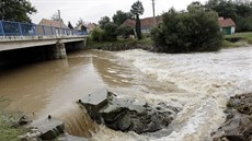 Povodn zasáhly i Výrovice na Znojemsku. Lidé nyní odklízejí spou, kterou...