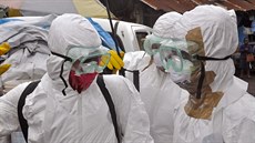 Ebola zabila v Africe u 2 400 lidí. Humanitární pracovníci se shodují, e ke...