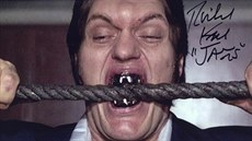 Kdykoli mohl, zuby prý při natáčení odkládal, nutily ho totiž ke zvracení. Kdykoli mohl, zuby prý při natáčení odkládal, nutily ho totiž ke zvracení.
