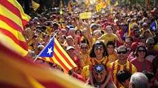 Katalánci uspoádají v listopadu referendum o nezávislosti (snímek je z demonstrace v Barcelon, která se konala 11. záí).