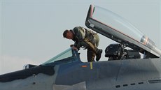 Pilot letounu MiG-29 po pistání na monovském letiti, kde o víkendu probhnou...