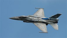 Letoun F-16 eckého Zeus Demo Teamu pi nácviku letového vystoupení pro...