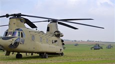 Vrtulníky americké armády přistály na poli u severopolské obce Gruta. (9. září... Vrtulníky americké armády přistály na poli u severopolské obce Gruta. (9. září...