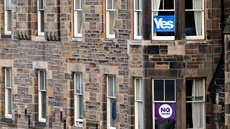 Okna dom ve skotském Edinburghu zdobí plakátky k referendu o nezávislosti...
