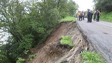 Kvli podmáenému terénu se sesunul svah u Dolních Vstonic (14. záí 2014).