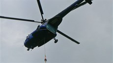 Vrtulník vynesl souásti tináctimetrové rozhledny na vrchol áp u Teplic nad...