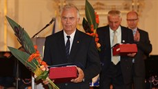 František Havíř z Rousínova převzal ve Španělském sálu Pražského hradu ocenění... František Havíř z Rousínova převzal ve Španělském sálu Pražského hradu ocenění...
