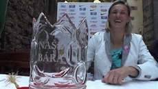 Oštěpařka Barbora Špotáková má radost z koruny vyvedené z pivního skla. Oštěpařka Barbora Špotáková má radost z koruny vyvedené z pivního skla.