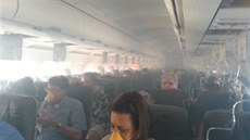 Cestující v letadle, kterému se krátce po startu z letit v Long Beach...
