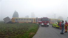 Vlak odtlačil kamion zhruba dvacet metrů od železničního přejezdu. Vlak odtlačil kamion zhruba dvacet metrů od železničního přejezdu.