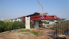 V Opatovicích nad Labem stavbaři budují přemostění křižovatky, po kterém jednou... V Opatovicích nad Labem stavbaři budují přemostění křižovatky, po kterém jednou...