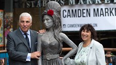 Rodiče Amy Winehouse se sochou dcery Rodiče Amy Winehouse se sochou dcery