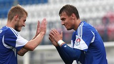Jakub Plek (vlevo) a Tomá Chorý z Olomouce se radují z gólu.