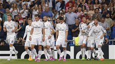 BÍLÁ RADOST. Fotbalisté Realu Madrid se radují ze vsteleného gólu.