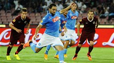 PENALTA. Útoník Gonzalo Higuaín z Neapole promuje penaltu proti Spart.