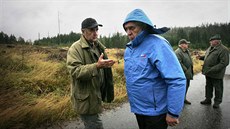 Miloš Zeman si prohlédl kůrovcem zasaženou oblast U Rosenauerova lesa nedaleko... Miloš Zeman si prohlédl kůrovcem zasaženou oblast U Rosenauerova lesa nedaleko...