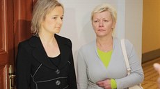 Iveta Kadlecová a Jana Mikulová u Krajského soudu v Plzni. Iveta Kadlecová a Jana Mikulová u Krajského soudu v Plzni.