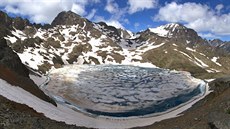 Úchvatné zamrzlé jezero Deniz Gölü pod Kaçkar Da&#287;i (3937 m), nejvyím...