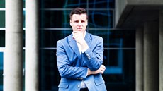 Během dvou let se mu podařilo získat pro více než tři desítky studentů... Během dvou let se mu podařilo získat pro více než tři desítky studentů...