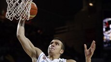 Srbský křídelník Bogdan Bogdanovič zakončuje na brazilský koš. Srbský křídelník Bogdan Bogdanovič zakončuje na brazilský koš.