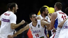 Srbtí basketbalisté se radují z postupu do semifinále mistrovství svta.