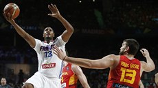 Francouzský basketbalista Boris Diaw (vlevo) útoí na panlský ko kolem Marka...